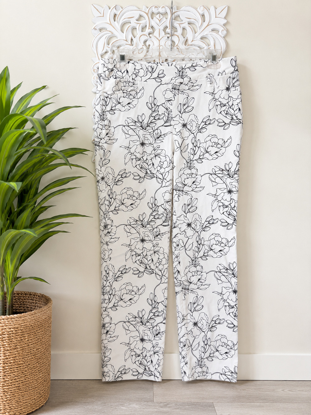 Chico's So Slimming size 1 US 8 Floral Crop Pants Women's White Black Stretch